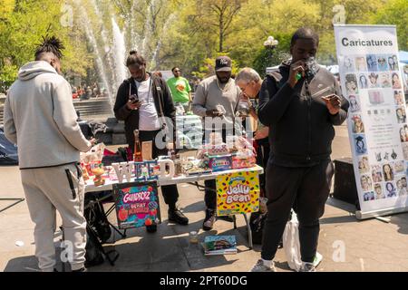 Les "Potrepreneurs" affluent jeudi à New York dans le parc de la place Washington, à 20 avril 2023, pour vendre leurs produits liés à la marijuana et pour célébrer "4/20", la fête non officielle du cannabis. New York a légalisé la marijuana en 2021. (© Richard B. Levine) Banque D'Images