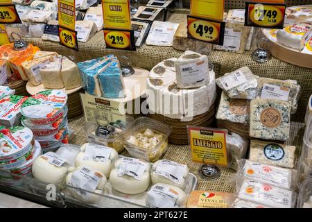 Fromage importé dans un supermarché à New York lundi, 24 avril 2023. (© Richard B. Levine) Banque D'Images