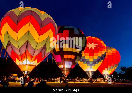 Quatre ballons à air chaud sont lancés à Dawn Banque D'Images