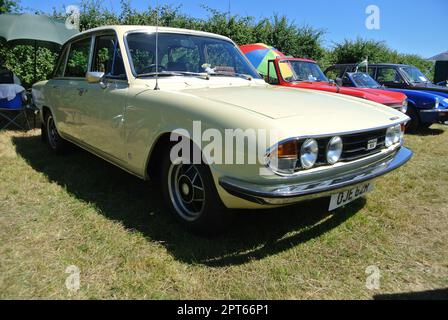 Un Triumph 2500 1977 est exposé lors du rassemblement de véhicules historiques de 47th, Powderham, Devon, Angleterre, Royaume-Uni. Banque D'Images