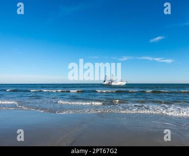 Pêche à la crevette Trawler près de la plage sur Hilton Head Island, Caroline du Sud Banque D'Images