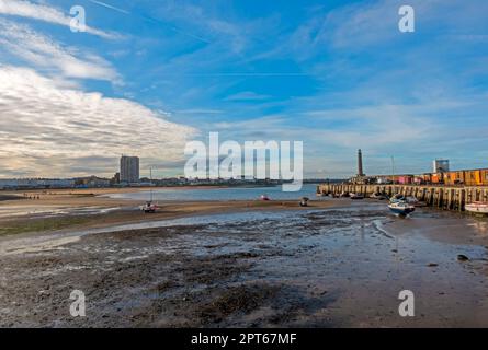 Margate Harbour Arm à Low Tide Banque D'Images