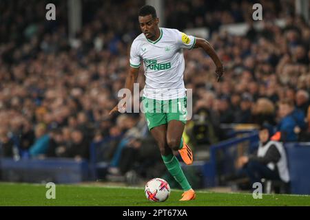 Alexander Isak #14 De Newcastle United Traverse Le Ballon Lors Du Match ...