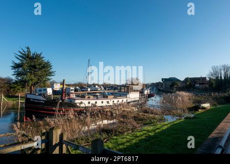Barge hollandais amarré à Town Quay, Sandwich, Kent. MV la libellule MV est l'un des rares grands bateaux de la rivière Stour. Banque D'Images