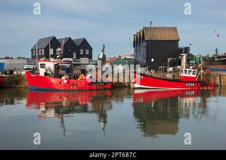 Port de Whitstable, Kent. Des bateaux de pêche se sont fixés au quai et des cabanes de pêcheurs en arrière-plan. Banque D'Images