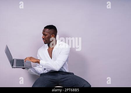 Homme d'affaires millénaire africain-américain isolé sur un fond de studio, homme réussi costume formel Banque D'Images