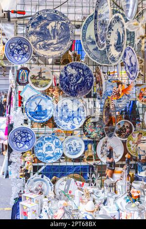 Europe, pays-Bas, Hollande-Nord, Beverwijk. 24 avril 2022. Des assiettes vitrées en souvenir bleu et blanc à vendre sur un marché néerlandais. Banque D'Images