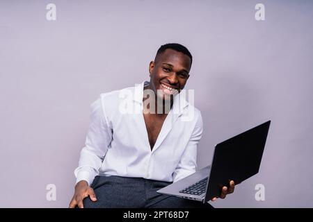 Homme d'affaires millénaire africain-américain isolé sur un fond de studio, homme réussi costume formel Banque D'Images