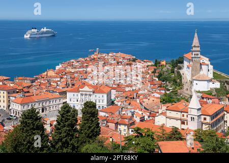 Bateau de croisière ancres au large de Piran, vue depuis le mur de la ville sur la vieille ville avec l'église de Saint George, Piran, Slovénie Banque D'Images