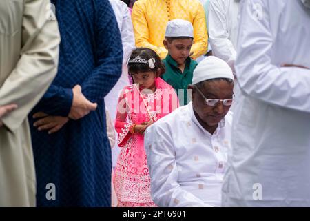 Guwahati, Inde. 22 avril 2023. Les musulmans indiens arrivent pour offrir la prière pendant Eid Al-Fitr à Guwahati, en Inde Banque D'Images