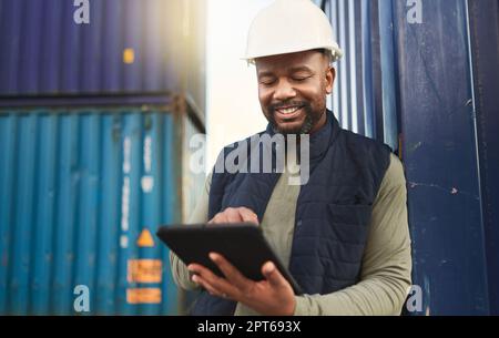 Travailleur de chantier naval afro-américain, logistique d'expédition et transport de marchandises commerciales internationales. Tablette pour la gestion des stocks, l'importation et Banque D'Images