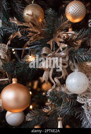 Noël cadre festif d'un arbre de Noël décoré avec différents jouets Banque D'Images