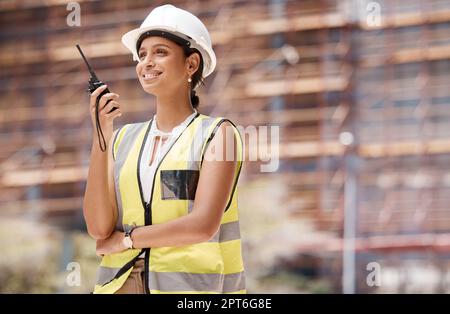 Travailleur de la construction, sourire et radio avec femme pour la communication dans la logistique, l'ingénierie et la sécurité. Leadership, planification et inspection avec emplo Banque D'Images