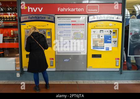 Distributeur de billets HVV, hall de la gare, gare principale, Hambourg, Allemagne Banque D'Images