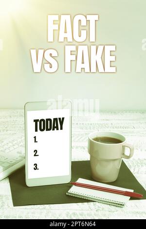 Affiche montrant le fait vs faux, la rivalité de concept d'affaires ou les produits ou l'information originalement fait ou imitation Banque D'Images