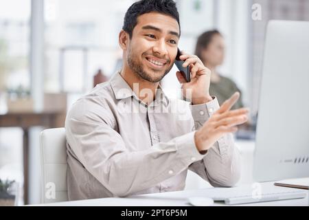 Permettez-moi de voir si je peux le trouver. un beau jeune homme d'affaires qui fait un faux-faux tout en travaillant au bureau Banque D'Images