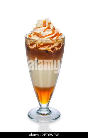 Cocktail avec café, sirop de caramel et crème fouettée isolated on white Banque D'Images