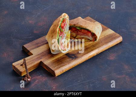 Pain pita farci au jambon, tomate et omelette Banque D'Images