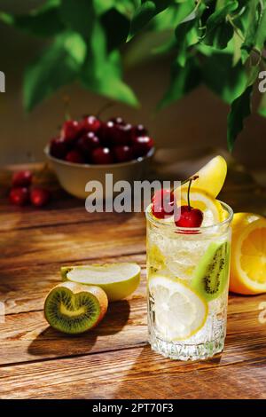Apple froide et kiwi la limonade sur table dans le jardin dans la lumière du soleil du matin Banque D'Images