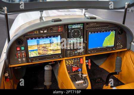 Cockpit numérique également appelé cockpit en verre, avec système avionique G3X Touch du fabricant Garmin dans un avion ultraléger de type VL-3 Banque D'Images