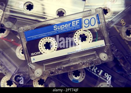 Une cassette audio Sony repose sur une pile de cassettes audio Banque D'Images