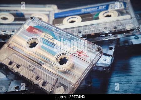 Anciennes cassettes audio sur une table en bois sombre. Ton. Mise au point sélective Banque D'Images