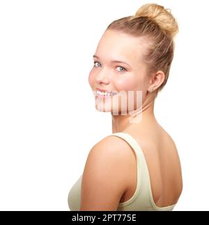 Sourires éclatants et bonheur. Portrait d'une jeune fille qui regarde par-dessus son épaule à l'appareil photo Banque D'Images