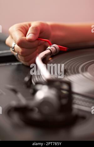 Vinyle Old School. Gros plan d'une main de djs sur un enregistrement Banque D'Images