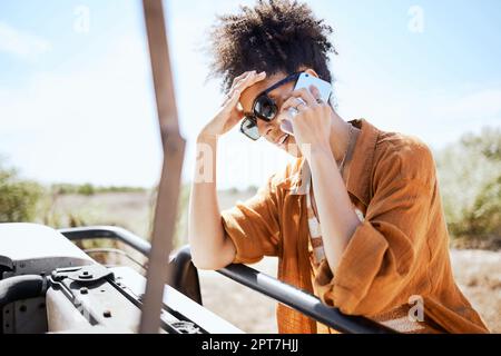 Appel téléphonique, voiture et femme parlant de problème de transport sur route voyage dans la nature. Fille avec le stress parlant à l'assurance sur mobile au sujet d'accident Banque D'Images