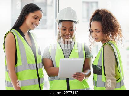 Regardons la vision. groupe d'architectes utilisant une tablette numérique au travail Banque D'Images