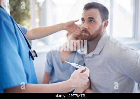 HES vraiment en train de se brûler. un médecin méconnaissable effectuant un examen d'un petit garçon malade à la maison Banque D'Images