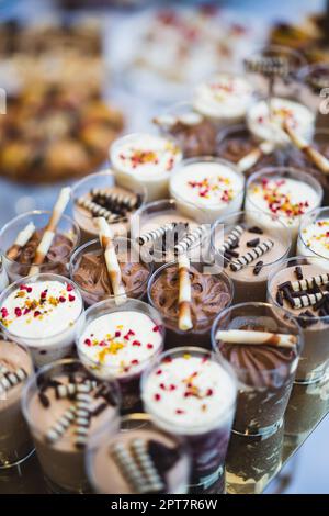 Délicieux réception de mariage bar de bonbons table de dessert avec divers bonbons, petits gâteaux, fruits et tartes. Banque D'Images