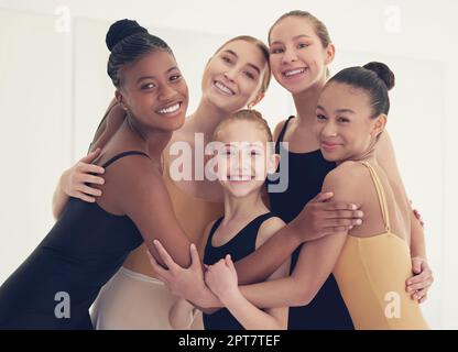 La danse est une poésie silencieuse. un groupe de jeunes danseuses de ballet ensemble dans un studio de danse Banque D'Images