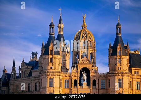 Façade avec Archange Michael et statue équestre du Prince Niklot, château de Schwerin, Schwerin, Mecklenburg-Poméranie occidentale, Allemagne Banque D'Images