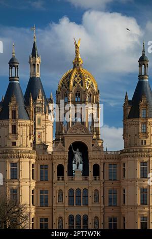 Façade avec Archange Michael et statue équestre du Prince Niklot, château de Schwerin, Schwerin, Mecklenburg-Poméranie occidentale, Allemagne Banque D'Images