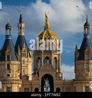 Façade avec Archange Michael et statue équestre du Prince Niklot, château de Schwerin, Schwerin, Mecklenburg-Poméranie occidentale, Allemagne Banque D'Images