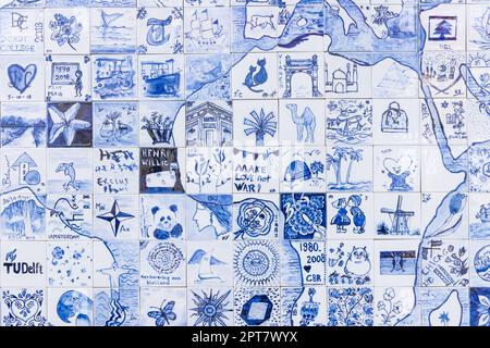 Europe, pays-Bas, pays-Bas, pays-Bas, Delft. 25 avril 2022. Fresque réalisée à partir de carreaux de Delftware au Musée de l'usine de céramique de Royal Delft. Banque D'Images