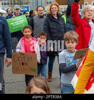 Royal Oak, Michigan États-Unis, 22 avril 2022, la Marche du climat du jour de la Terre du comté d'Oakland (Michigan) a attiré des centaines de personnes dans la banlieue de Detroit qui ont encouragé l'action à Banque D'Images