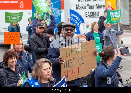 Royal Oak, Michigan États-Unis, 22 avril 2022, la Marche du climat du jour de la Terre du comté d'Oakland (Michigan) a attiré des centaines de personnes dans la banlieue de Detroit qui ont encouragé l'action à Banque D'Images