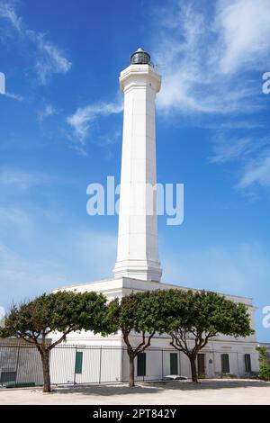 Phare en face du Sanctuaire de San Marina de Leuca, province de Lecce, Salento, Apulia, Italie Banque D'Images