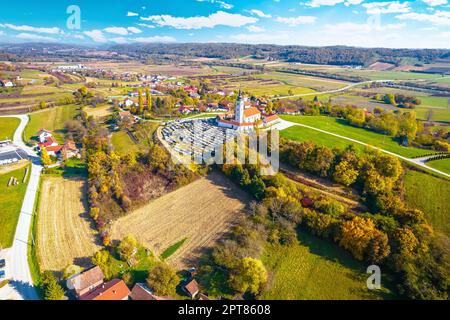 Village de Komin église et paysage vert vue aérienne, région de Prigorje en Croatie Banque D'Images