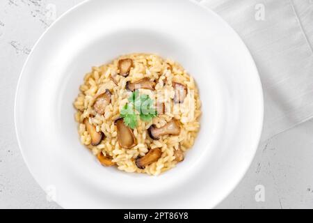 Portion de risotto aux champignons eryngii frits Banque D'Images