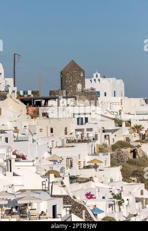 Imerovigli, Santorini, Grèce - 29 juin 2021 : maisons blanchies à la chaux à Imerovigli sur l'île de Santorini, Cyclades, Grèce Banque D'Images