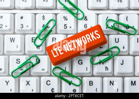 Affiche textuelle montrant les réseaux LTE, concept d'entreprise connexion réseau la plus rapide disponible pour les communications sans fil Banque D'Images