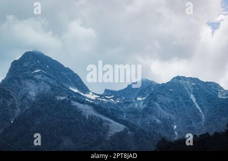 Paysage de montagne. Pic enneigé. Le brouillard et la perspective aérienne Banque D'Images