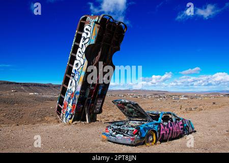 Autobus scolaire et voiture coulé dans le sol et pulvérisé avec des graffitis, des œuvres d'art, car-Forest, Goldfield, Nevada, ÉTATS-UNIS Banque D'Images