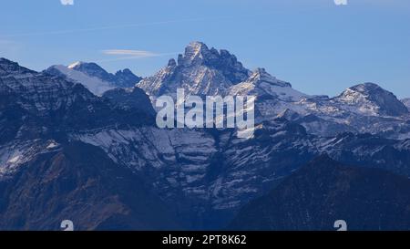 Mont Gspaltenhorn en automne, vue depuis le Mont Niederhorn, Suisse. Banque D'Images