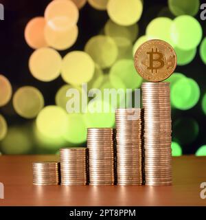Pile de monnaie et d'or. bitcoin Libre de la monnaie numérique bitcoin et médaille argent piles, cryptocurrency argent financial business concept Banque D'Images