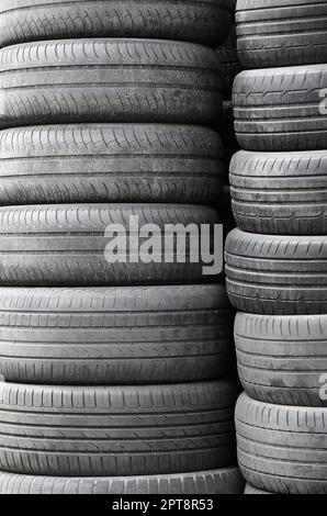 Vieux pneus empilés avec des pieux dans des pièces de voiture secondaire garage boutique close up Banque D'Images