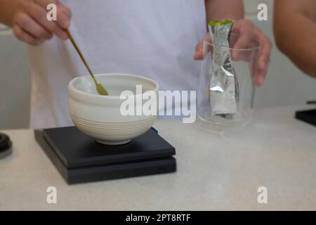 L'homme prépare à la main du thé matcha, photo de stock Banque D'Images